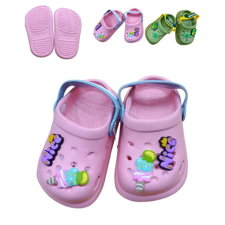 Sueco tipo crocs con apliques espaciales.Disney