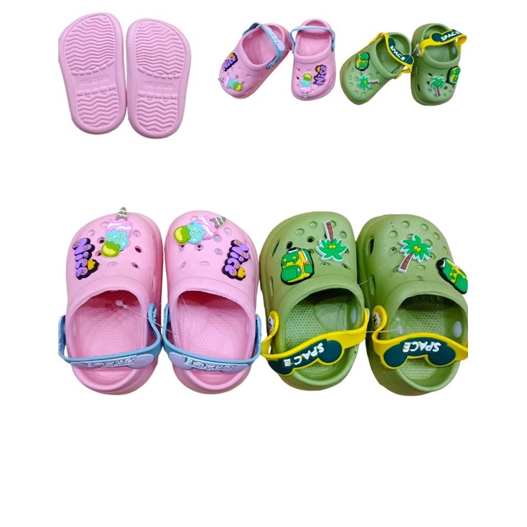 Sueco tipo crocs con apliques espaciales.Disney