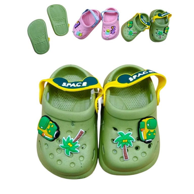 Sueco tipo crocs con apliques espaciales.Disney