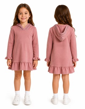 Vestido rosa con capucha-puntilla y volados en montaine.Labendel