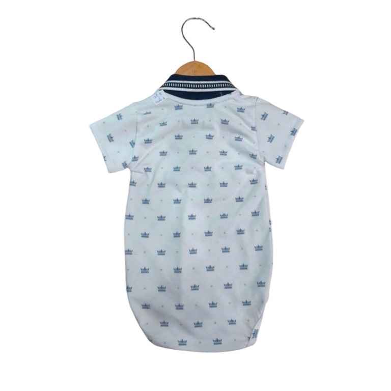 body chomba para bebe estampado coronas con fondo blanco y cuello azul tyg