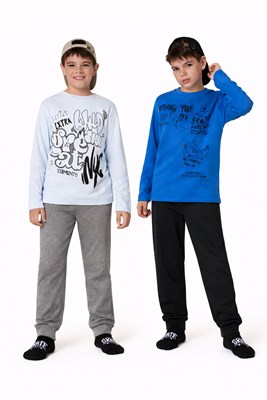 PIJAMA PARA NENE REMERA ESTAMPA FRONTAL, PANTALON CON PUÑO LINEA: URBAN SKATE INTERLOCK. ELEMENTO