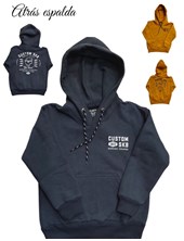 BUZO CANGURO CON CAPUCHA, ESTAMPA FRENTE Y ESPALDA 'CUISTOM SKB'.  FLIRTY