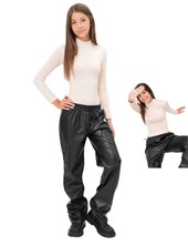 PANTALÓN ENGOMADO, DE CUERINA CON ELÁSTICO. AMPLIO EN EL BOTAPIÉ, CON RECORTE EN LA PARTE DE ATRÁS. OLIVIA