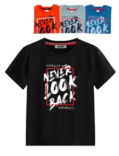 Remera manga corta de nene estampa never look back.Gruny