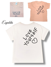 Remera manga corta de nena estampada love is all you need.Gruny