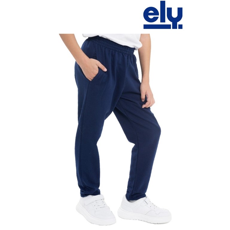 Pantalón de frisa tipo chupín con bolsillos laterales y cintura elastizada. Ely.