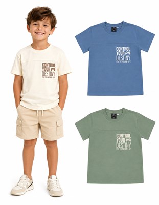 Remera nene manga corta con recorte en frente. Estampa tipo logo. Gepetto