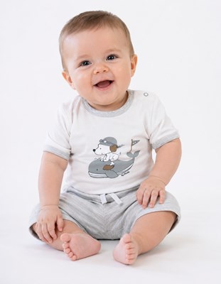 Conjunto remera manga corta estampa ballena y perrito + short. PICOLO