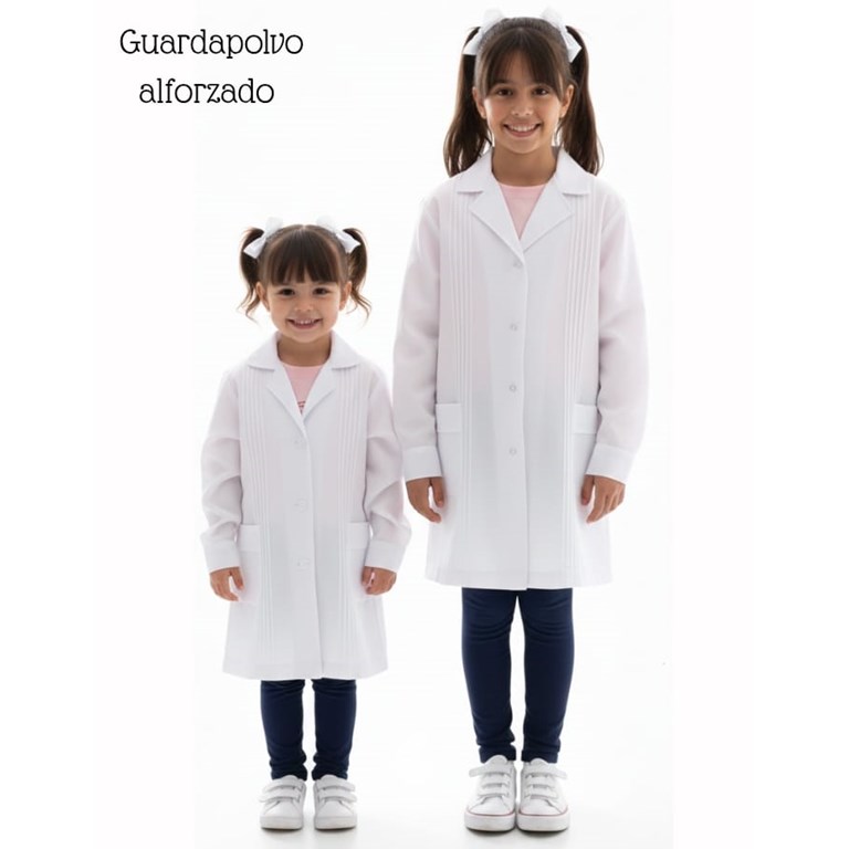 Guardapolvo alforzado y broches de metal. sarmiento