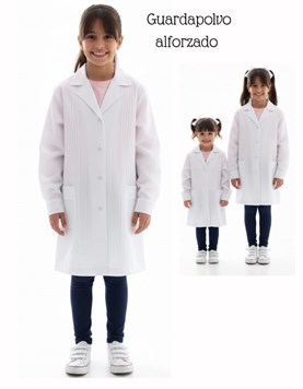 Guardapolvo alforzado y broches de metal. sarmiento