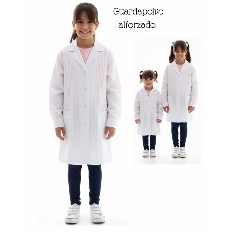 Guardapolvo alforzado y broches de metal. sarmiento