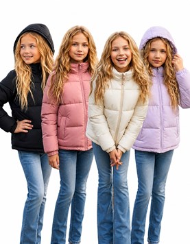 Campera nena lisa revestida en piel, con interior relleno en guata. Calidad premium. Importada. Colores: Crudo-Rosa viejo - Negro - Lila