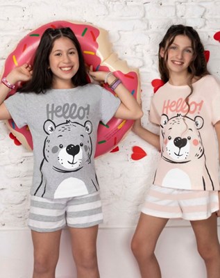 Pijama de jersey para nena con short rayado y remera estampada hello oso.