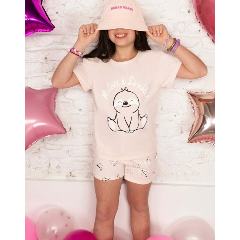 Pijama de nena short y remera foca perezosa.