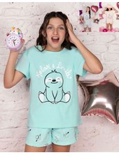 Pijama de nena short y remera foca perezosa.