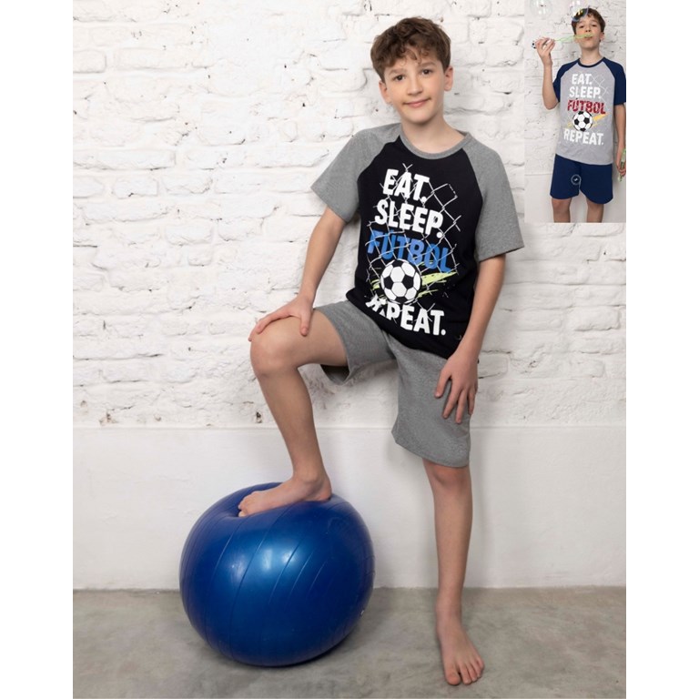 Pijama de varon en  jersey con estampa de futbol que brilla en la oscuridad.