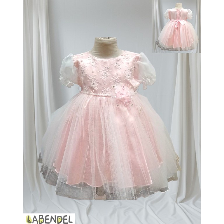 Vestido Bautismo manga corta, falda tull, pechera bordada, cinto con perlas y centro flor organza