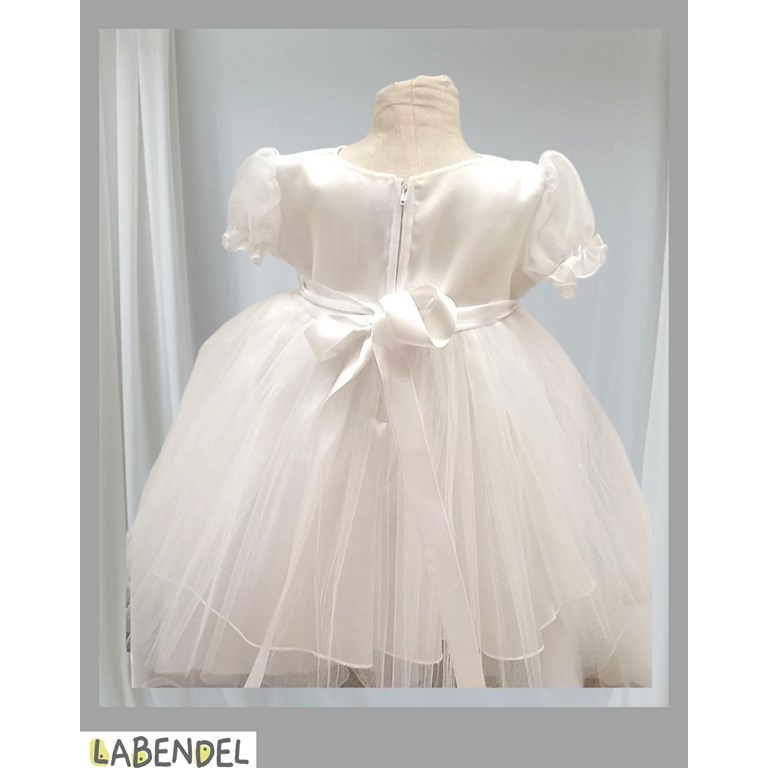 Vestido Bautismo manga corta, falda tull, pechera bordada, cinto de perlas con flores centrales de organza