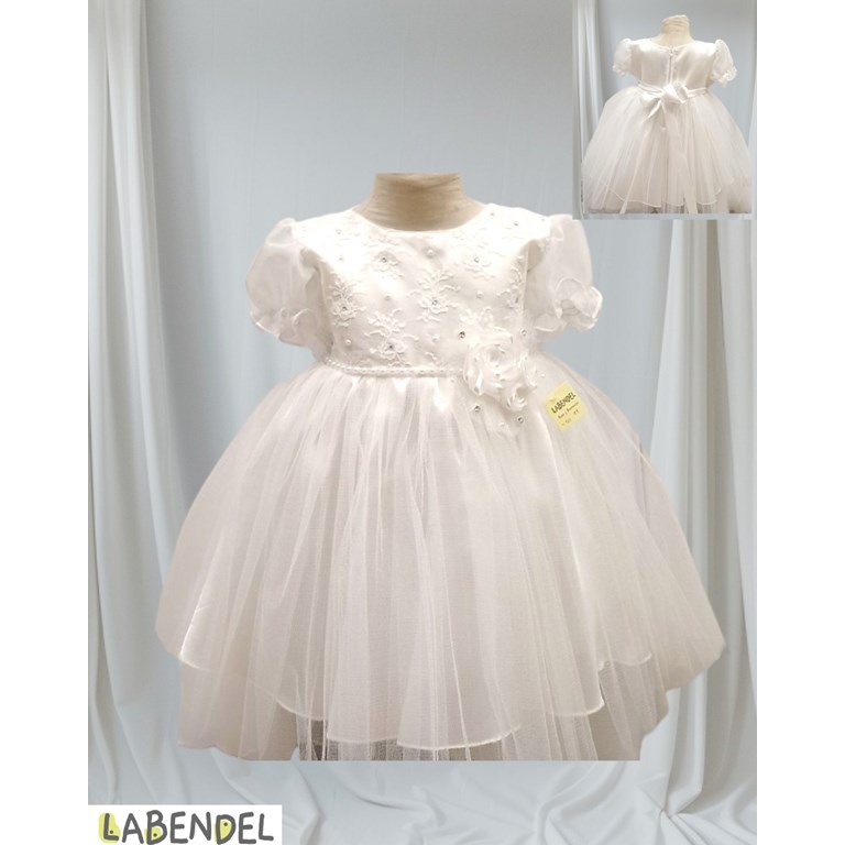 Vestido Bautismo manga corta, falda tull, pechera bordada, cinto de perlas con flores centrales de organza