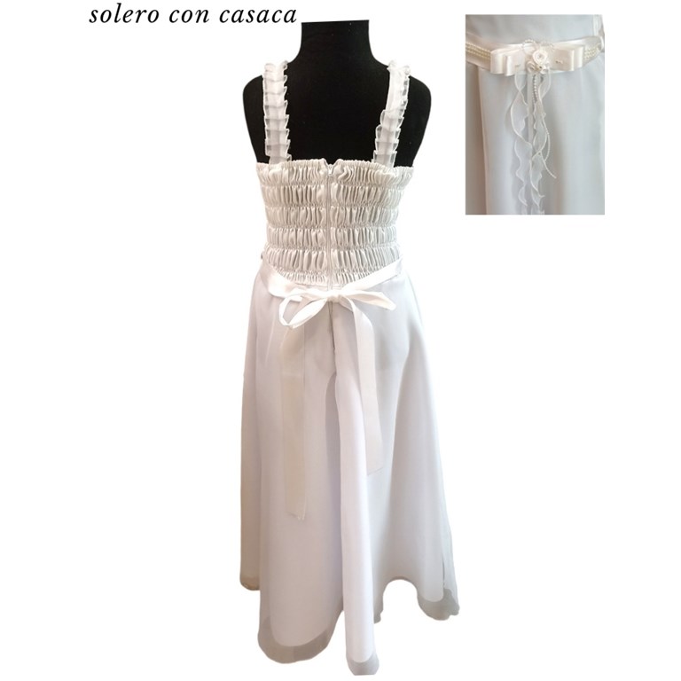 VESTIDO SOLERO CON FRUNCE EN ESPALDA Y CASACA, CINTURON CON PERLAS Y MOÑO CON FLORES