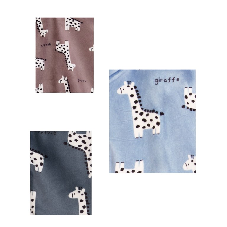 CAMPERA BEBE DE PLUSH CON CIERRE Y CAPUCHA ESTAMPADO JIRAFAS. BIG BAY