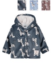 SAQUITO CON CAPUCHA DE PLUSH ESTAMPADO JIRAFAS. BIG BAY