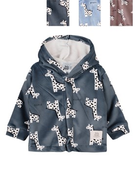 SAQUITO CON CAPUCHA DE PLUSH ESTAMPADO JIRAFAS. BIG BAY