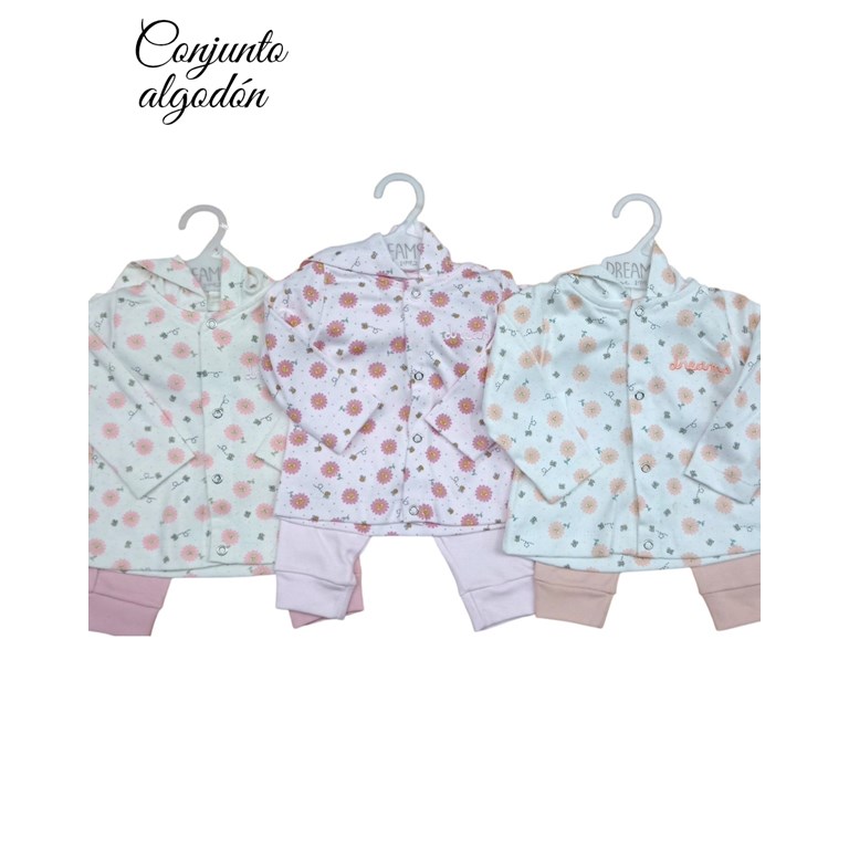 Conjunto de campera cuello mao en interlock floreado con logo bordado combinado con pantalon en interlock liso colores de nena dreams