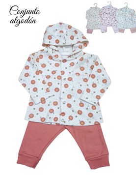 Conjunto de campera cuello mao en interlock floreado con logo bordado combinado con pantalon en interlock liso colores de nena dreams