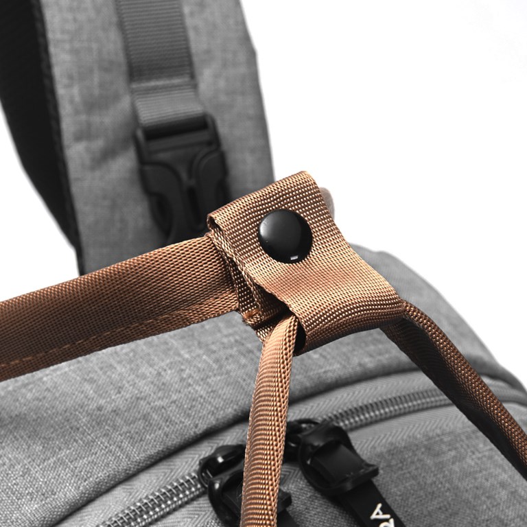 MOCHILA MATERNAL GRIS CON CAMBIADOR Y MONEDERO. 31X44X16 CM