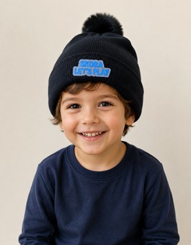 GORRO INFANTIL CON POMPOM CON PARCHE