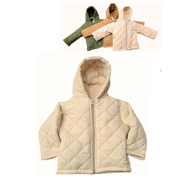 CAMPERA AMANCAY DE TELA MATELASSE CON PIEL POR DENTRO, CON CAPUCHA Y BOLSILLOS. COCOMIEL