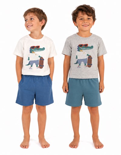 Pijama nene remera con estampada y short liso. Naranjo