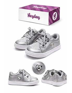 Articulo 241 plata zapatilla de beba color plata lisa con aplique corazon.Heyday