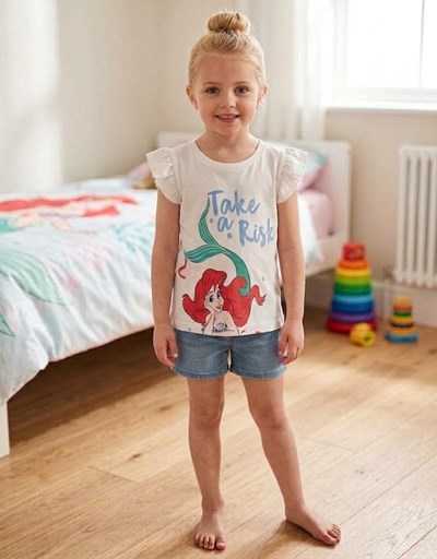 REMERA CON VOLADO EN MANGAS. ESTAMPA  SIRENITA TAKE. DISNEY