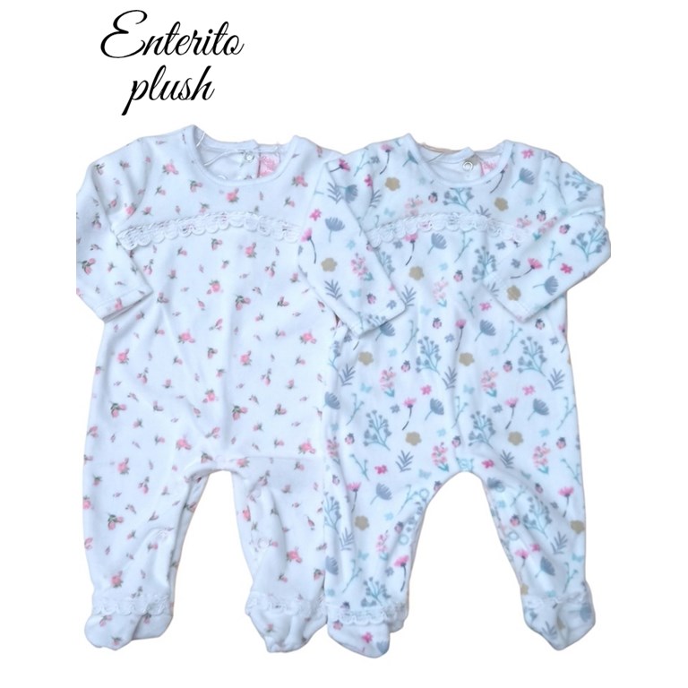 ENTERITO PLUSH ESTAMPA CON PUNTILLA. BABY SKIN