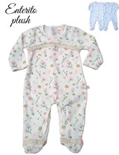 ENTERITO PLUSH ESTAMPA CON PUNTILLA. BABY SKIN