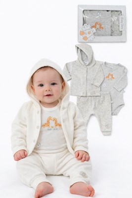 SET DE 3 PIEZAS EN PLUSH CON SAQUITO BODY Y PANTALON COLOR NEUTRO. BABY SKIN