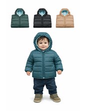 CAMPERA PARA BEBE MATELASEADA CON CAPUCHA Y BOLSILLOS. SKIN