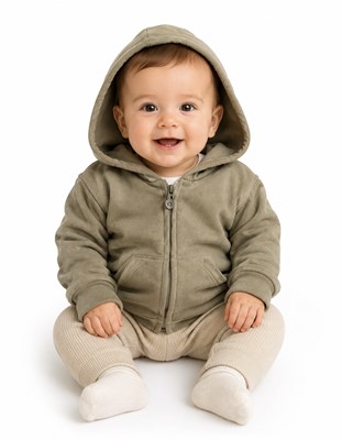 Campera con capucha y bolsillos.Pilim