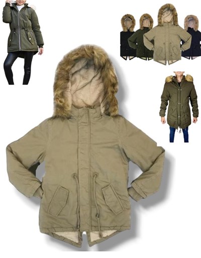 CAMPERA ABRIGADA CON CAPUCHA DESMONTABLE Y PIEL. FORRADA EN CORDERITO. BOLSILLOS LATERALES CON SOLAPA.