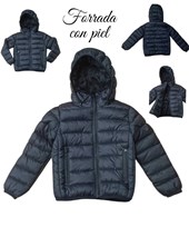 CAMPERA DE ABRIGO FORRADA EN PIEL, CON CAPUCHA DESMONTABLE Y BOLSILLO CON CIERRE