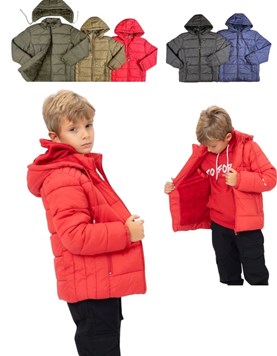 CAMPERA PARA NENE CON CAPICHA DESMONTABLE. FORRADA EN PIEL. BOLSILLOS CON CIERRES LATERALES