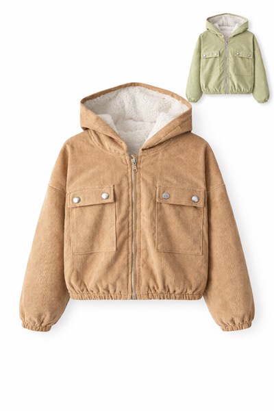 CAMPERA  DE CORDEROY DE NENA, FORRADA EN CORDERITO, CON CAPUCHA Y BOLSILLOS AL FRENTE. BABAY WAY