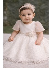 VESTIDO BAUTISMO CON FALDA DE ENCAJE,  PECHERA Y MANGA DE ORGANZA. COLOR NATURAL. CHILDREN DIOR