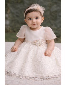 VESTIDO BAUTISMO CON FALDA DE ENCAJE,  PECHERA Y MANGA DE ORGANZA. COLOR NATURAL. CHILDREN DIOR