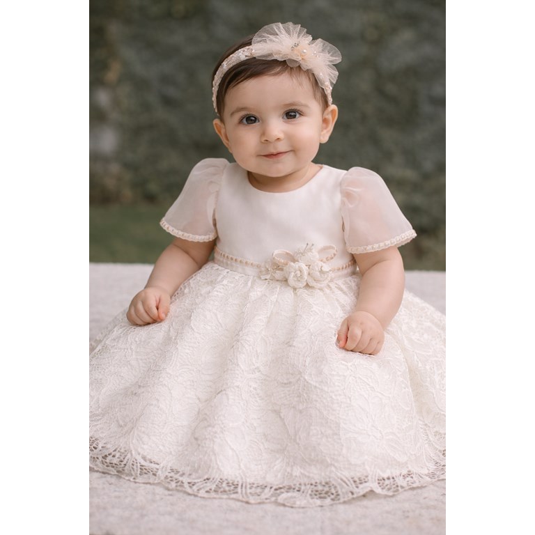 VESTIDO BAUTISMO CON FALDA DE ENCAJE,  PECHERA Y MANGA DE ORGANZA. COLOR NATURAL. CHILDREN DIOR