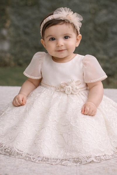 VESTIDO BAUTISMO CON FALDA DE ENCAJE,  PECHERA Y MANGA DE ORGANZA. COLOR NATURAL. CHILDREN DIOR