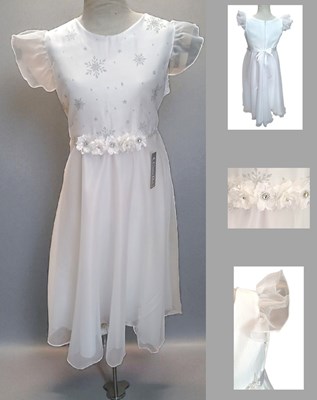Vestido corte princesa con pechera bordada en hilos de plata, manga con volados y strass en cintura.Children dior